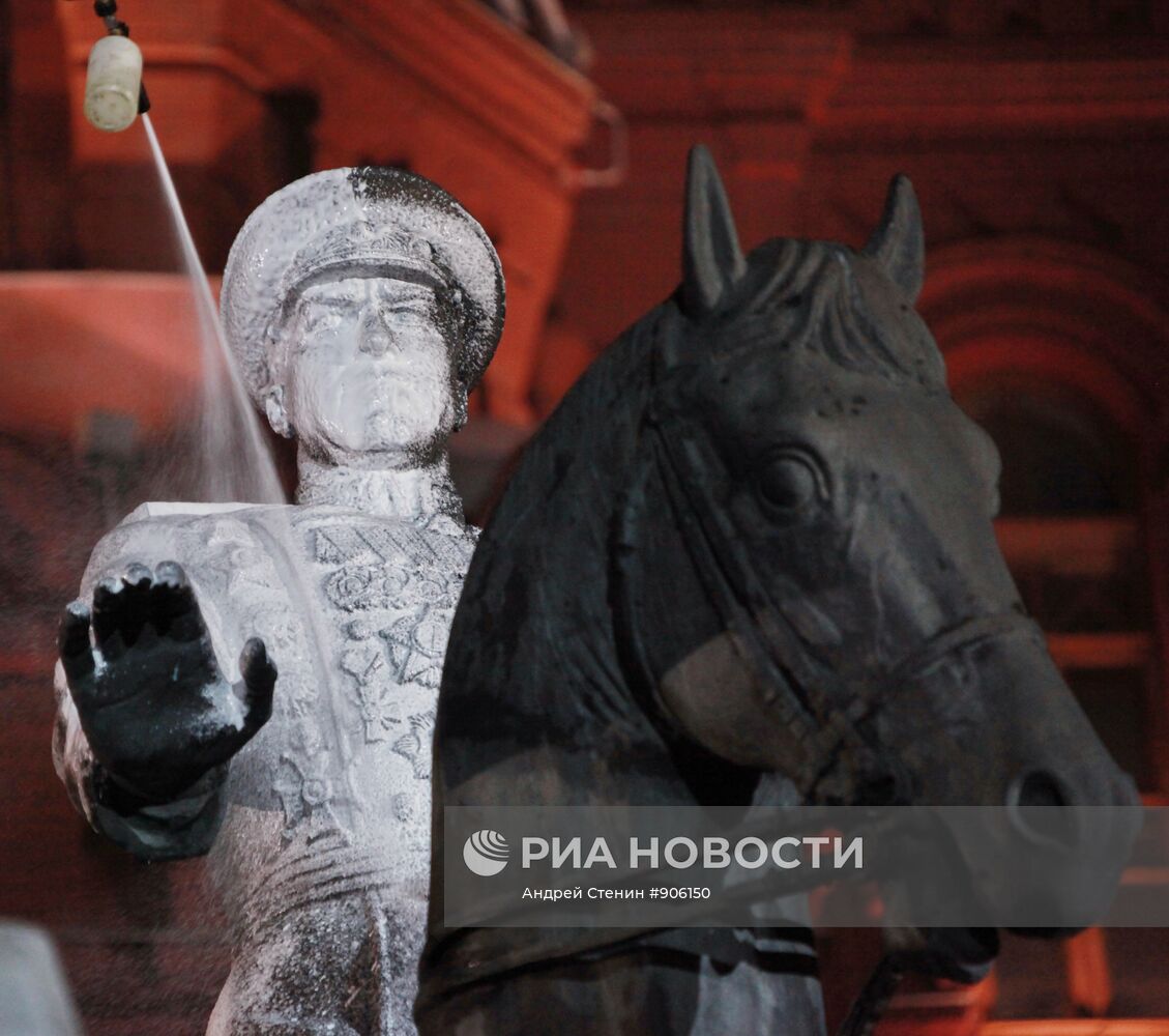 Памятник Г.К.Жукову помыли в Москве