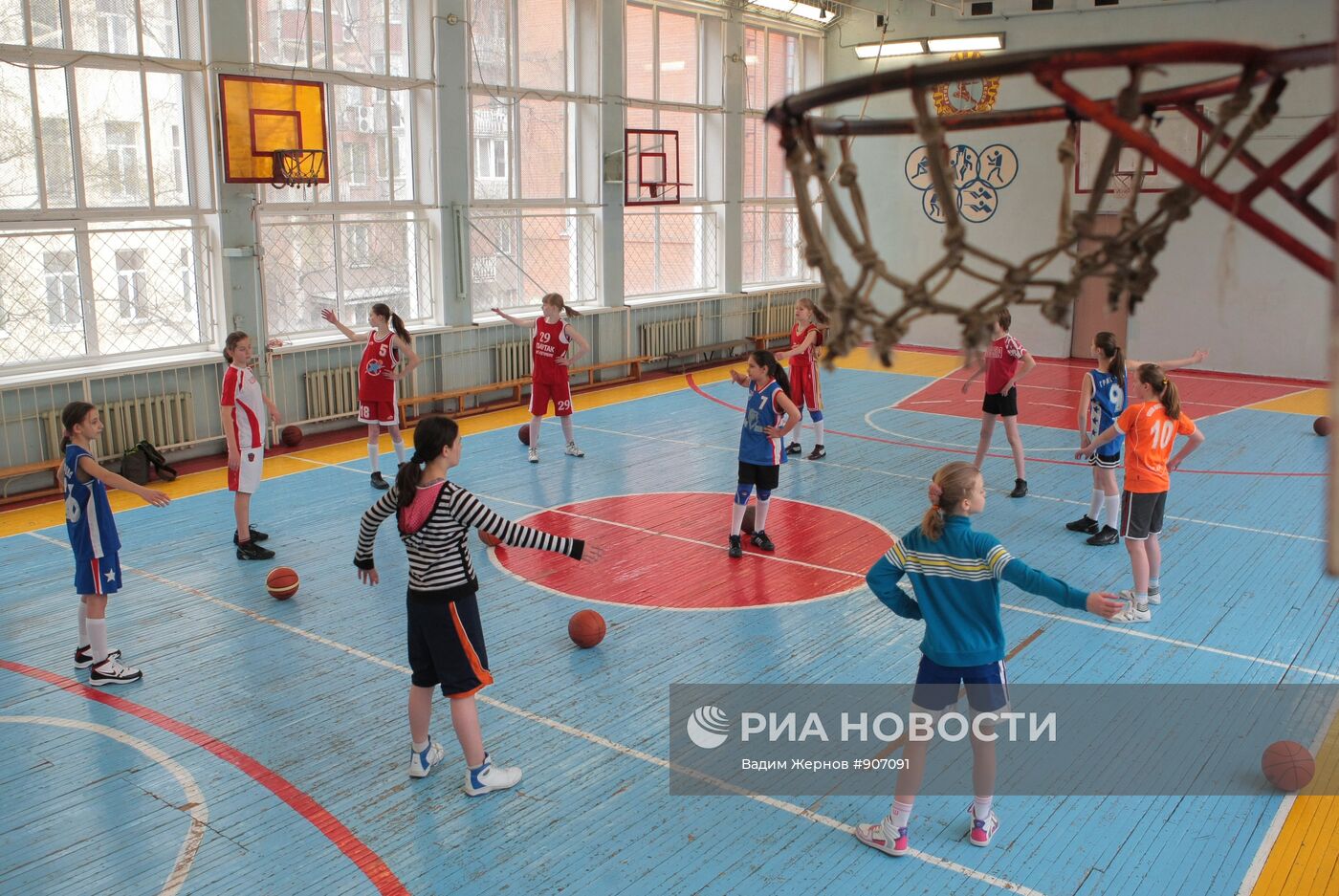 Учащиеся школы № 86 во время занятий баскетболом