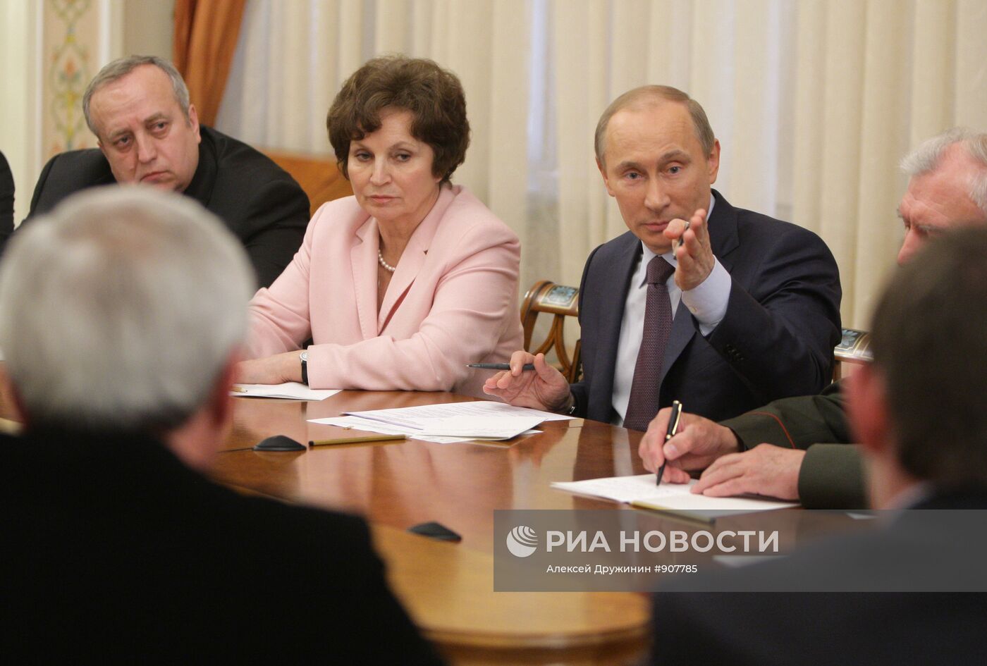 Владимир Путин и члены совета Общероссийского народного фронта