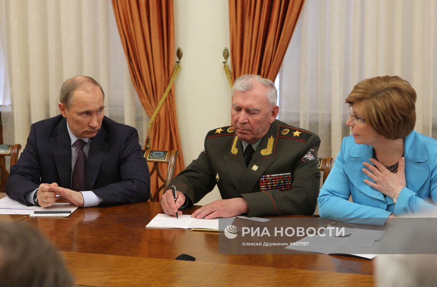 Владимир Путин и члены совета Общероссийского народного фронта
