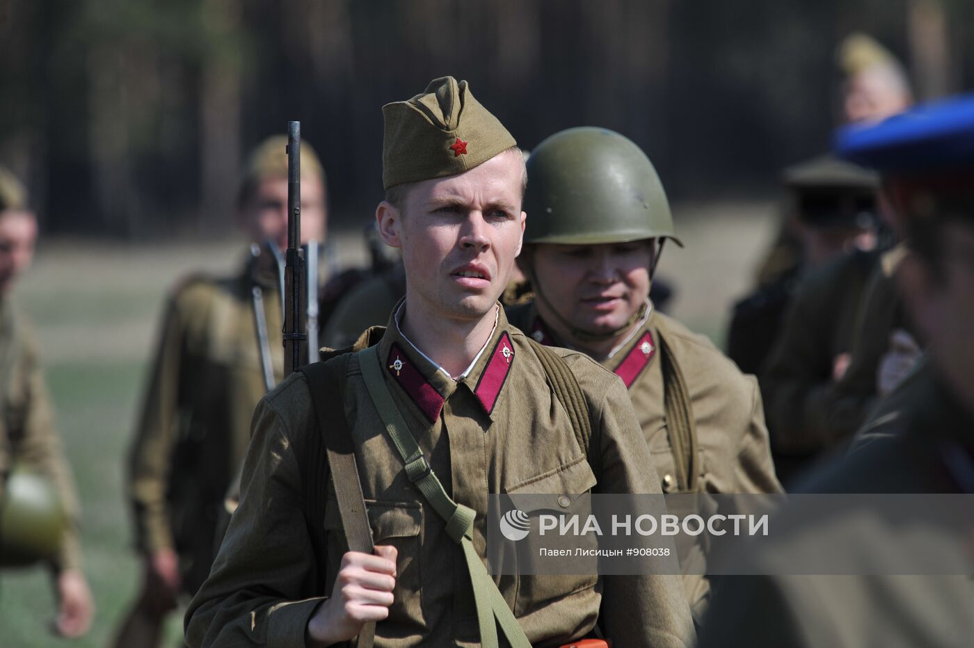 Реконструкция боя ВОВ с участием копии немецкого танка