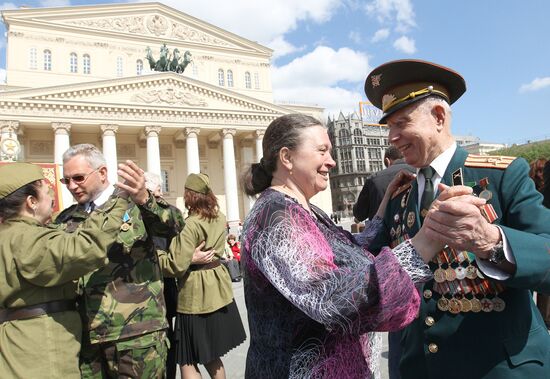 Праздничные гуляния ветеранов в Москве