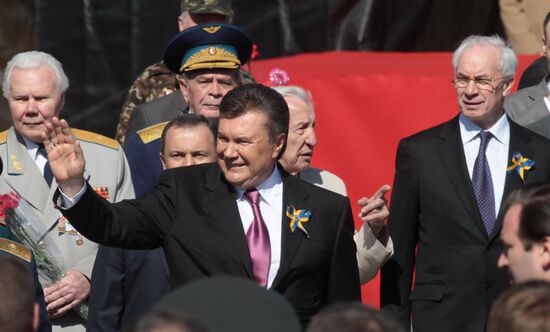Виктор Янукович, Николай Азаров
