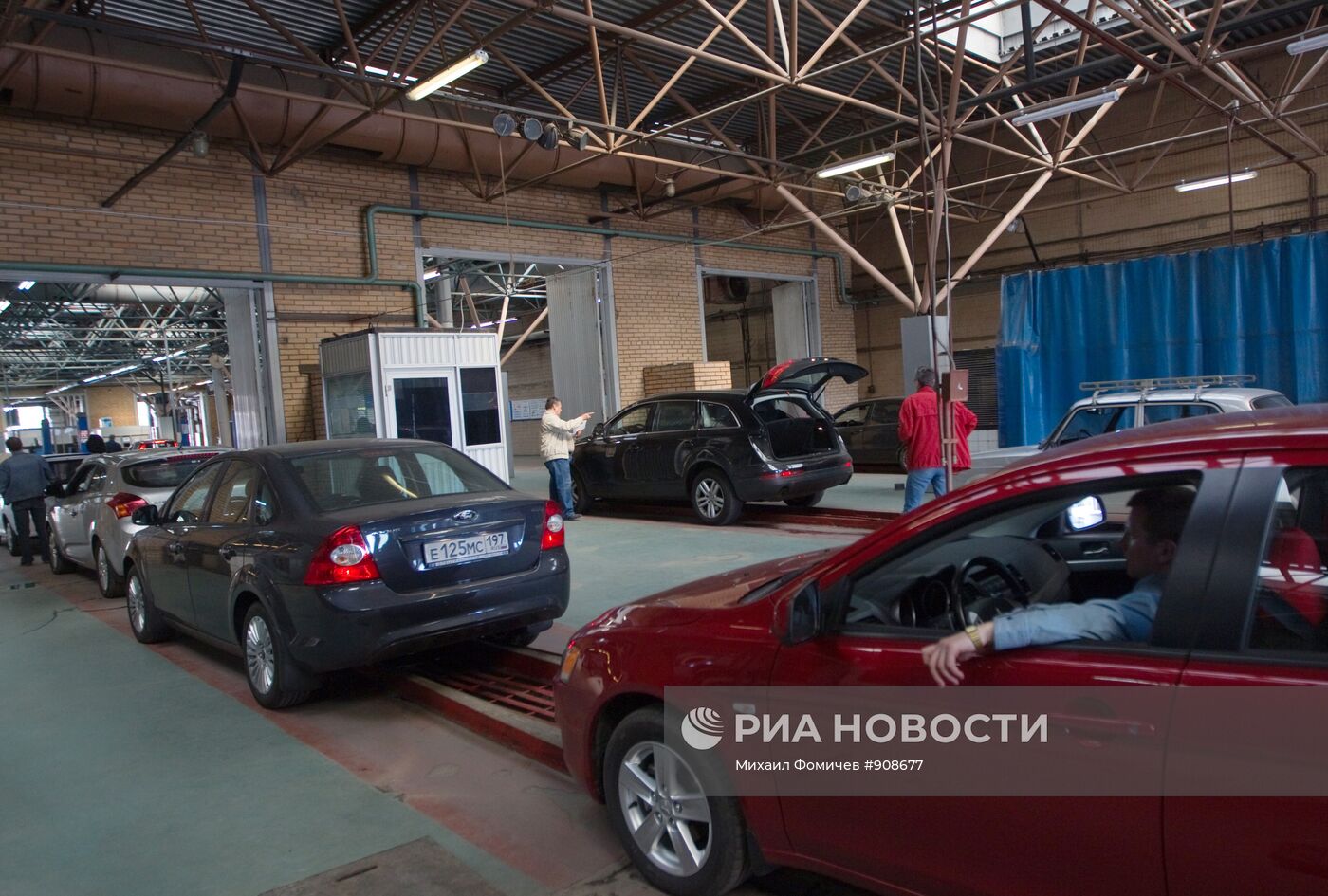 Работа пункта технического осмотра автомобилей в Москве