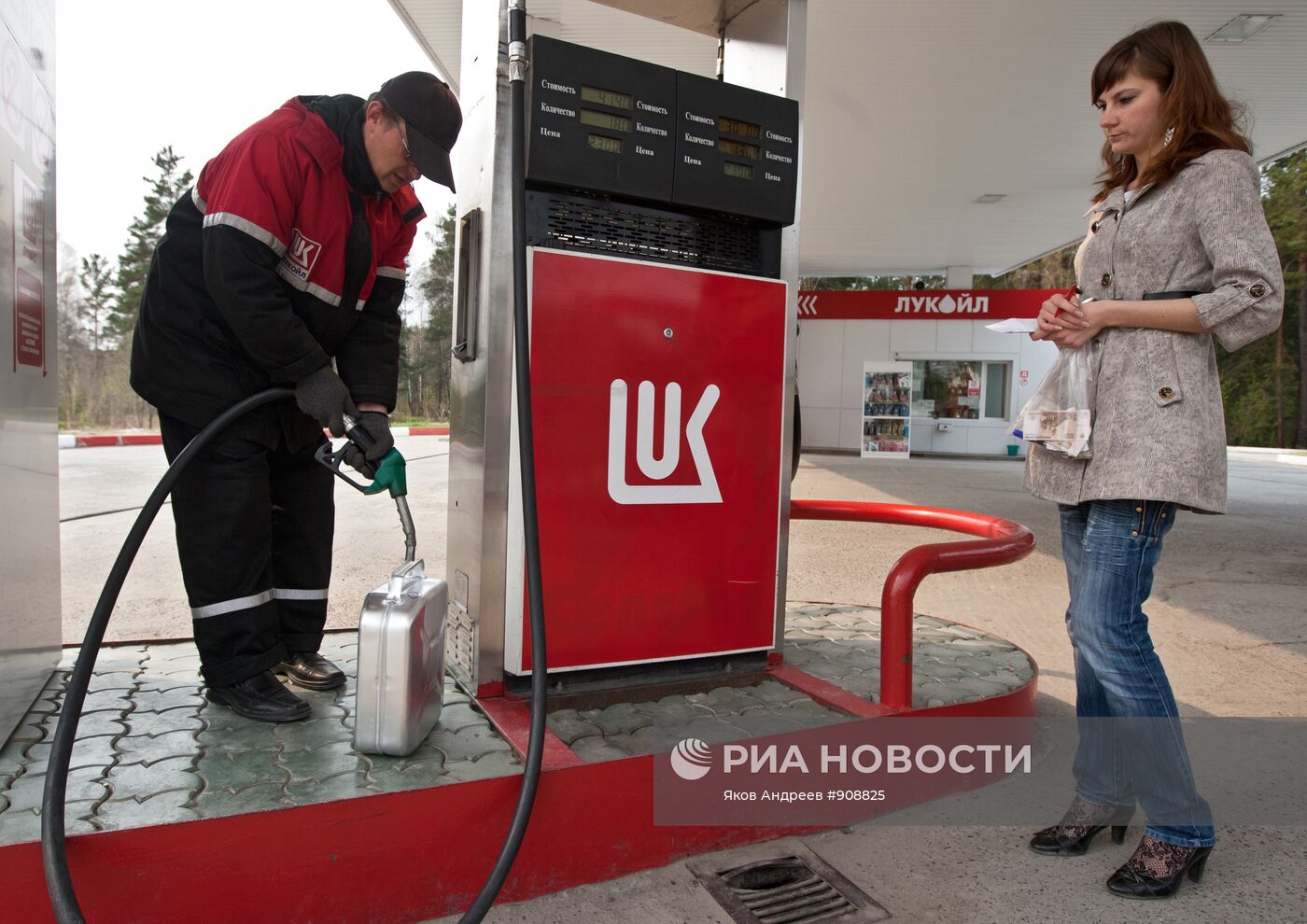 Проверка качества бензина специалистами центра "Сибирь-тест"