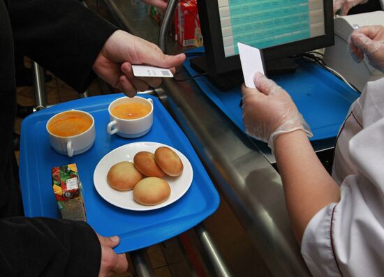 Школьники расплачиваются за обеды электронными картами