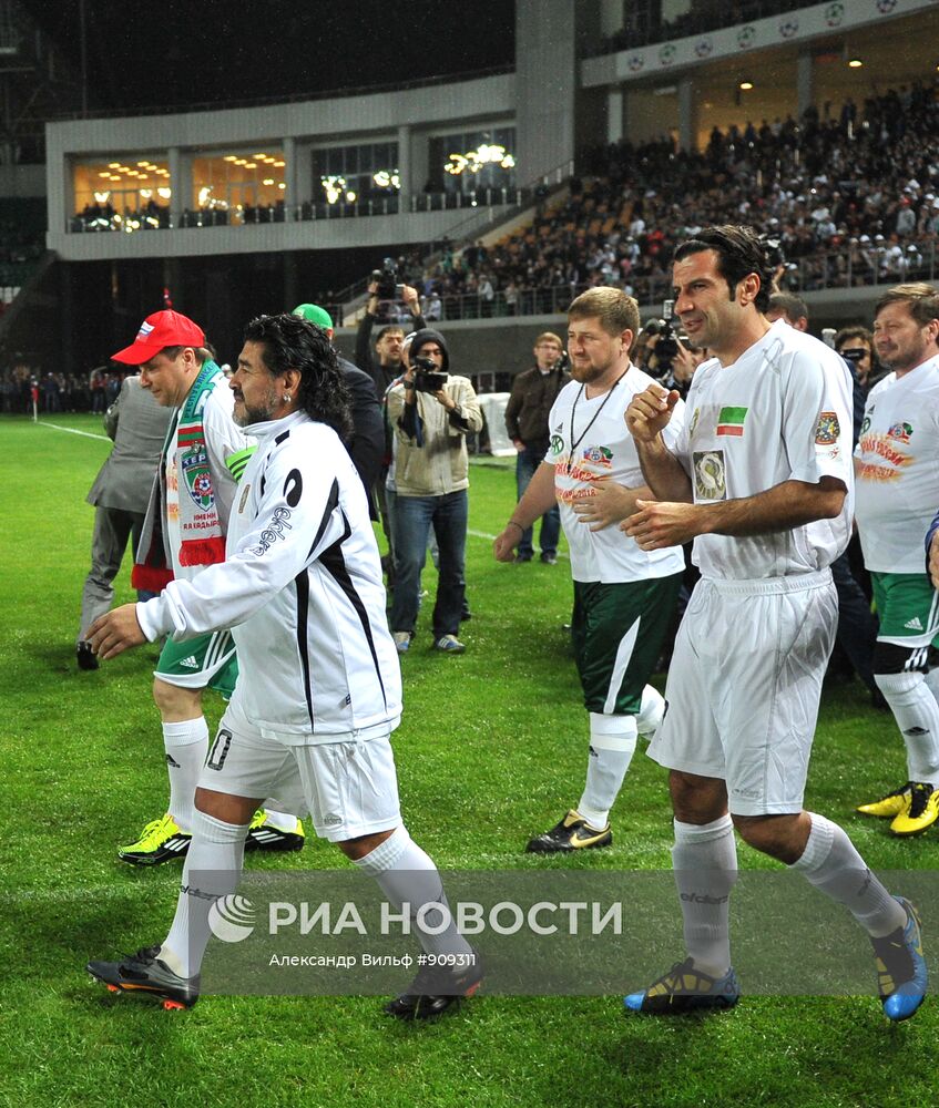 Матч между командой "Кавказ" и сборной футбольных ветеранов мира