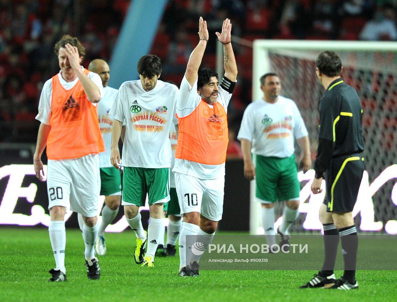 Матч между командой "Кавказ" и сборной футбольных ветеранов мира