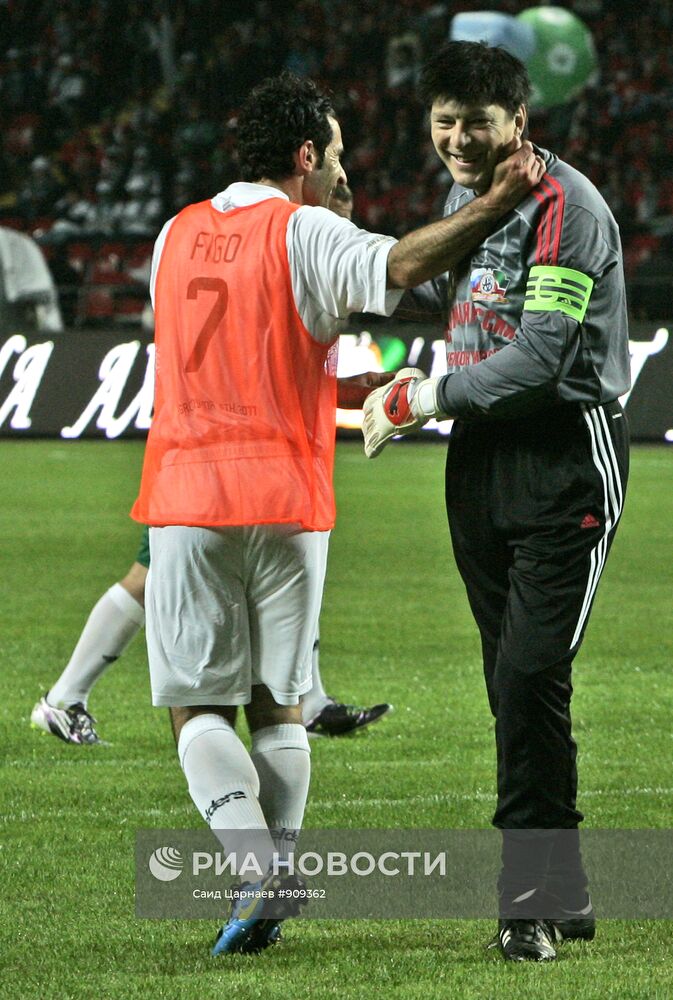 Матч между командой "Кавказ" и сборной футбольных ветеранов мира