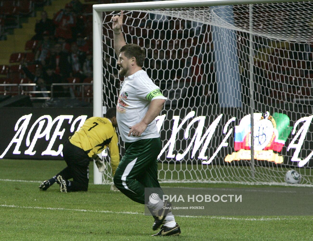 Матч между командой "Кавказ" и сборной футбольных ветеранов мира