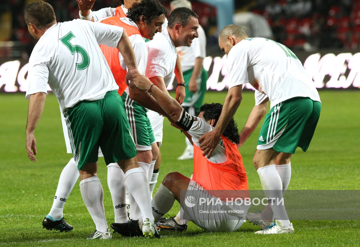 Матч между командой "Кавказ" и сборной футбольных ветеранов мира