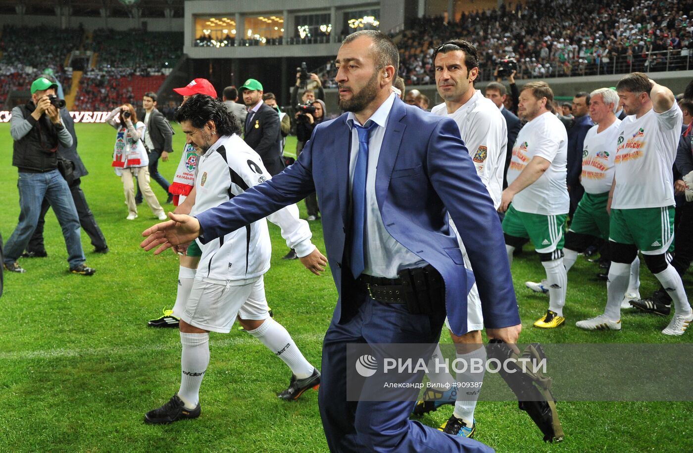 Матч между командой "Кавказ" и сборной футбольных ветеранов мира