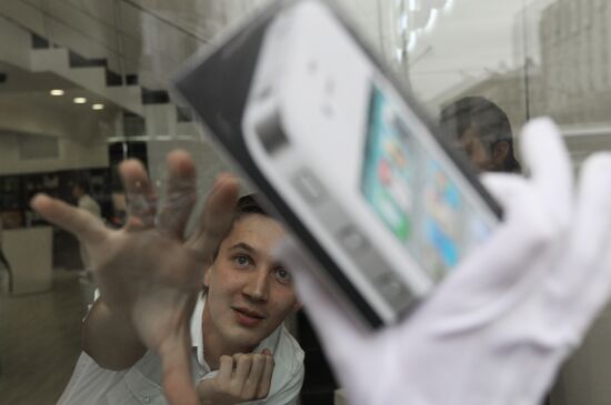 Начало продаж белой версии iPhone 4 в Москве