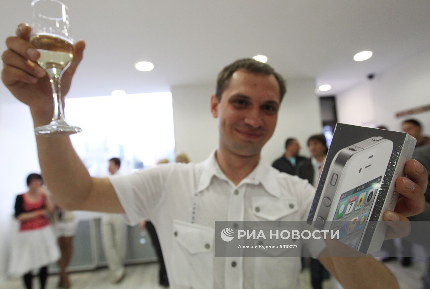 Начало продаж белой версии iPhone 4 в Москве