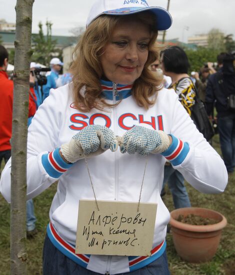 И.Алферова участвует в посадке Черешневого леса в Сочи