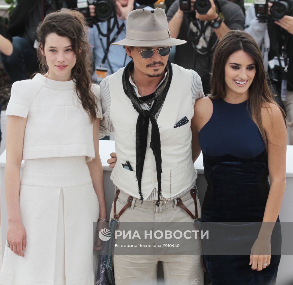 Астрид Берджес-Фрисби, Джонни Депп и Пенелопа Крус