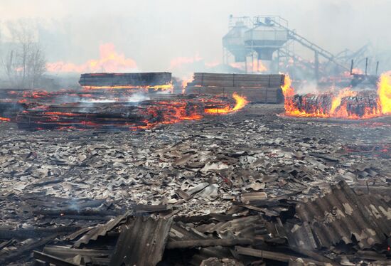 Пожар в Иркутске на крупном складе хранения леса
