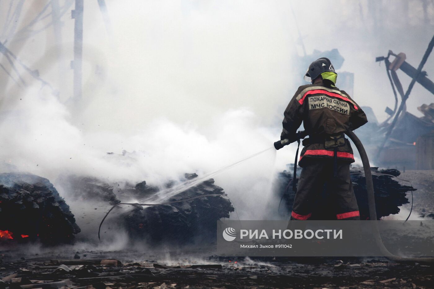 Пожар в Иркутске на крупном складе хранения леса