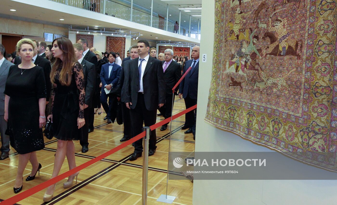 С. Медведева и М.Алиева на выставке азербайджанских ковров