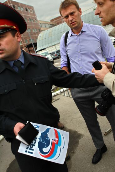 Навальный прибыл в отдел уголовного розыска для дачи объяснений
