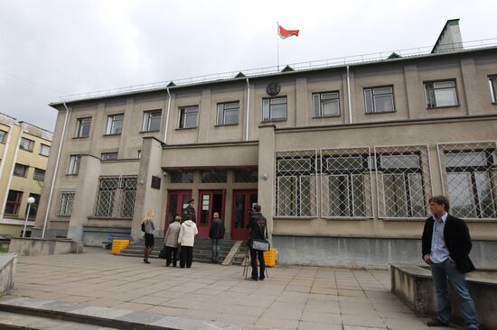 Рассмотрение в суде дела о нападении на посольство РФ в Минске