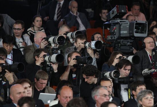 Фотокорреспонденты за работой на пресс-конференции Д. Медведева