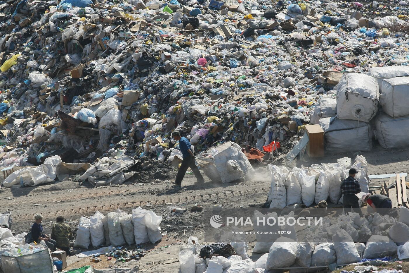 Куда деваются фотографии. Бытовые и промышленные отходы в Москве. Свалка мусора в брикетах. Древний мусор. Древняя мусорная свалка.