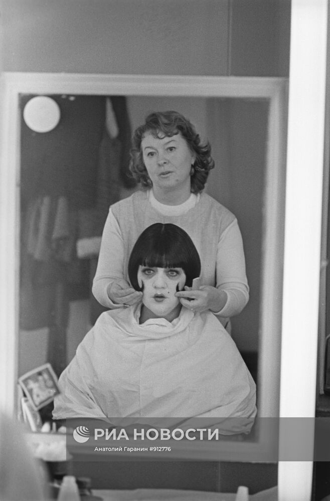 Галина Борисовна Волчек в гримерке