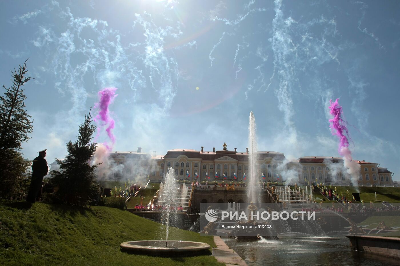 Торжественная церемония открытия сезона фонтанов в Петергофе