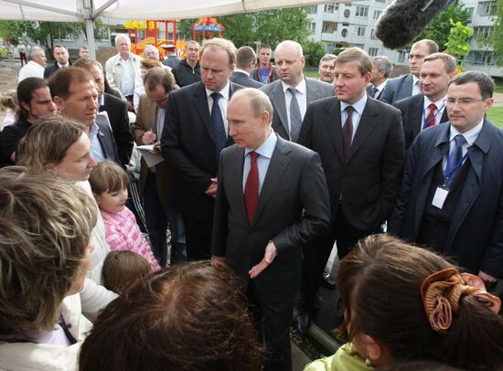 Владимир Путин осмотрел дворы в Пскове