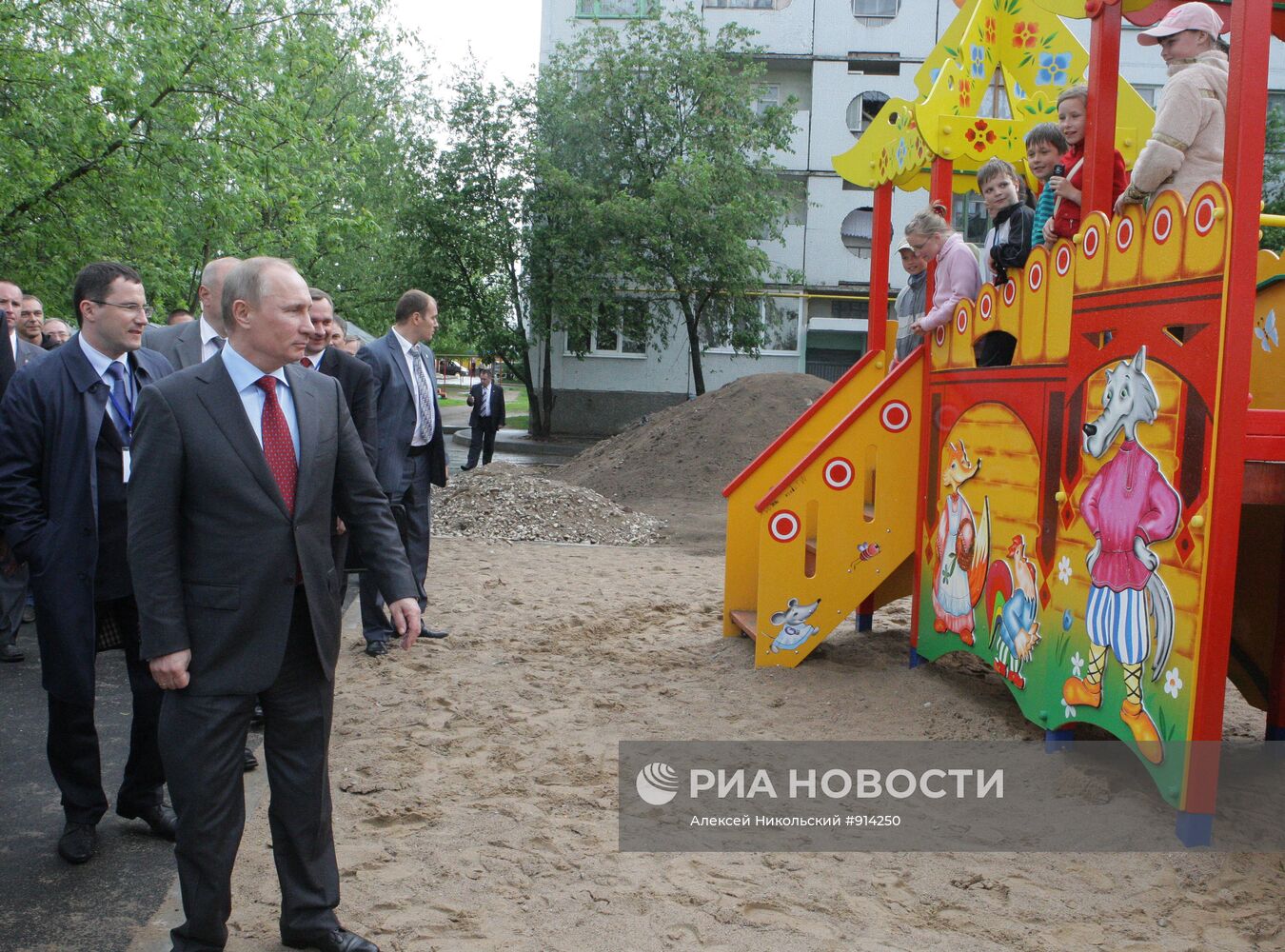 Владимир Путин осмотрел дворы в Пскове