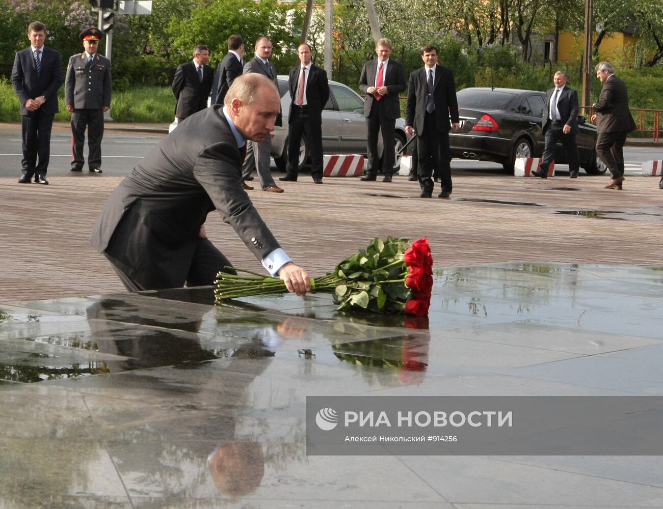 Владимир Путин возложил цветы к памятнику десантникам в Пскове