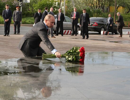 Владимир Путин возложил цветы к памятнику десантникам в Пскове