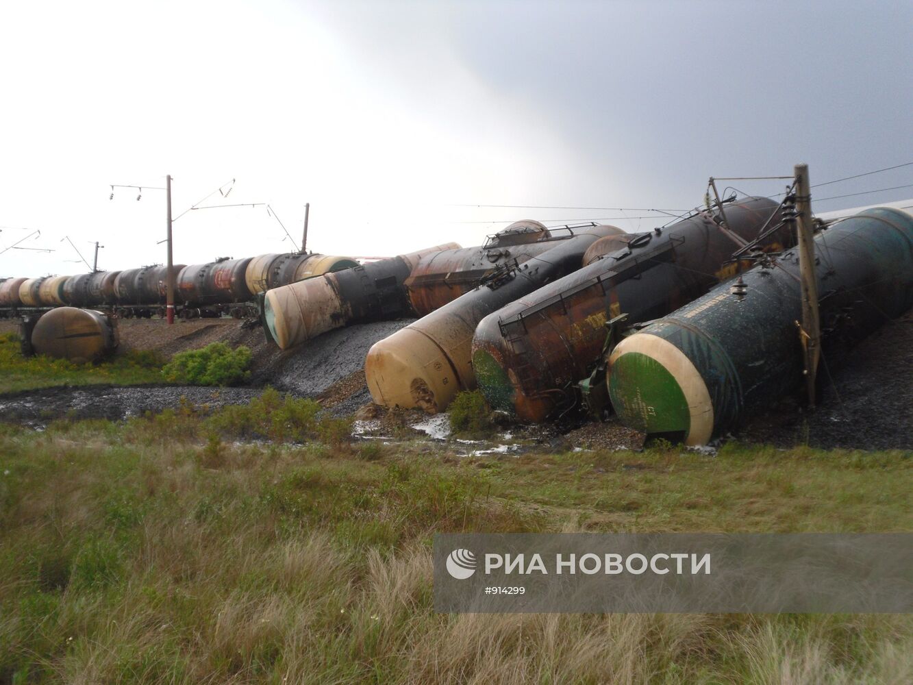 В Оренбургской области столкнулись грузовик и два поезда