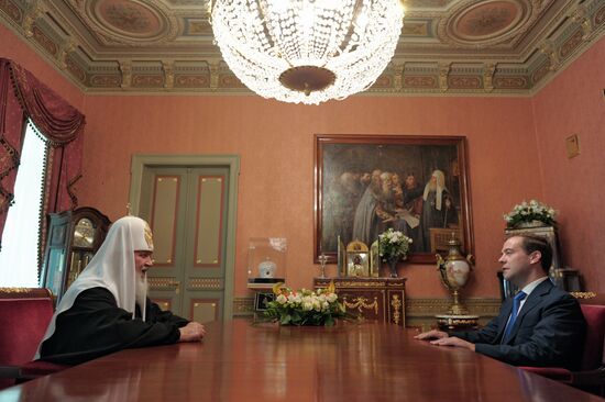 Д.Медведев поздравил патриарха Кирилла