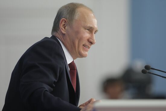Владимир Путин проводит видеоконференцию в Москве