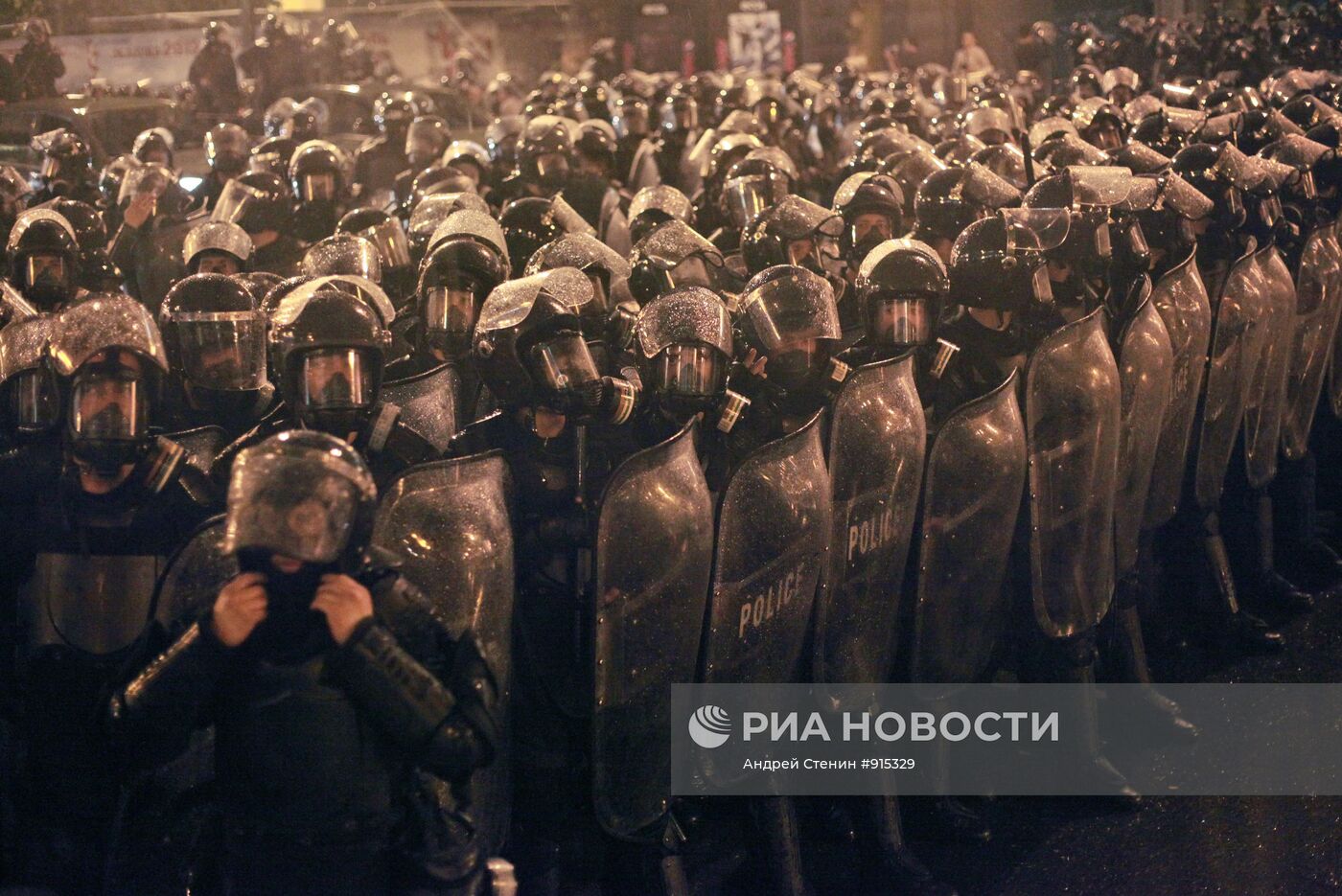 Разгон митинга оппозиции на проспекте Руставели в Тбилиси