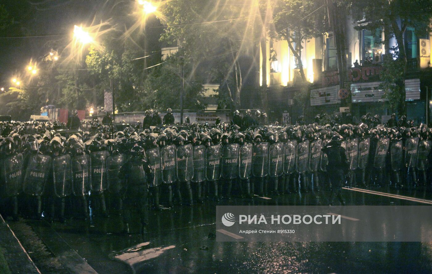 Разгон митинга оппозиции на проспекте Руставели в Тбилиси