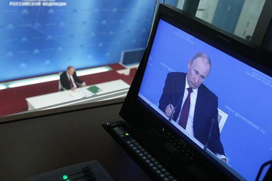 Владимир Путин проводит видеоконференцию в Москве
