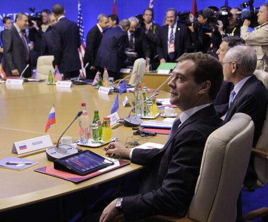 Д.Медведев на саммите "Большой восьмерки" в Довиле. День второй