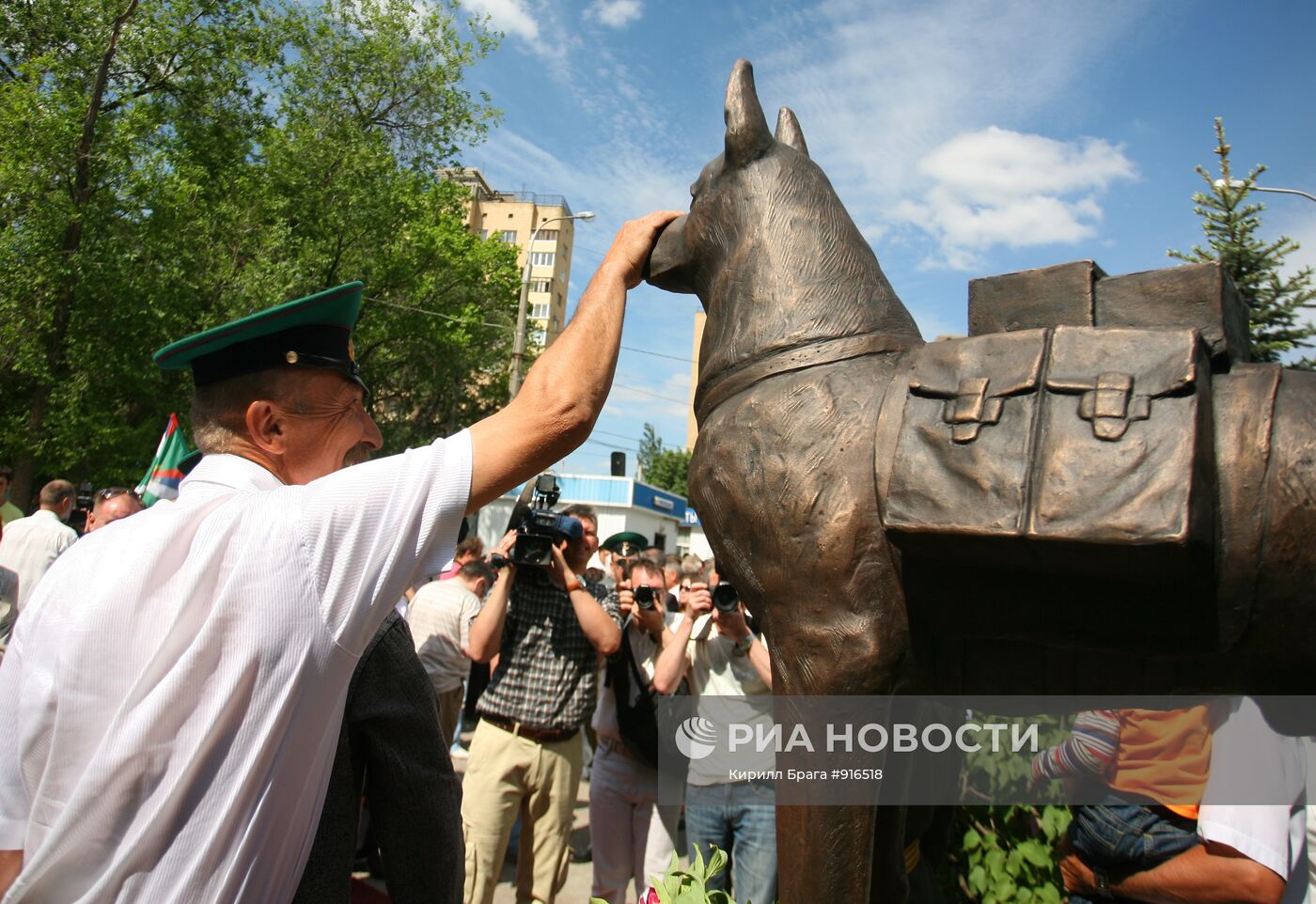 В Волгограде установили памятник собакам-подрывникам