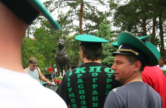 В Волгограде установили памятник собакам-подрывникам