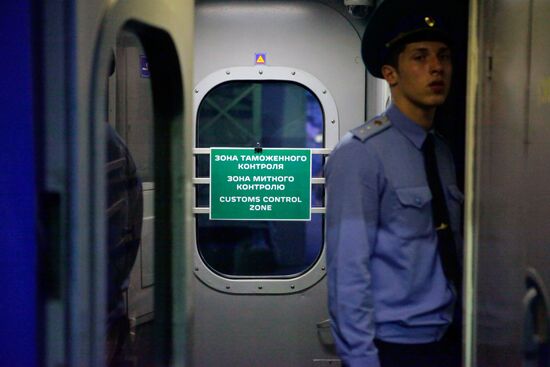 Пограничный контроль пассажиров поезда Москва - Киев