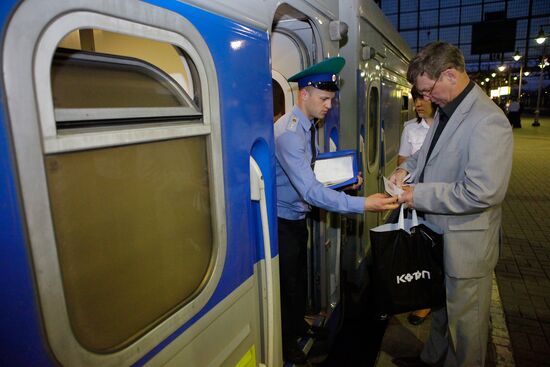 Пограничный контроль пассажиров поезда Москва - Киев