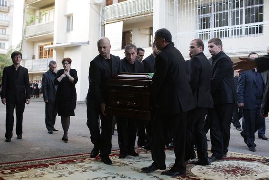 Гроб с телом президента Абхазии вносят во двор дома по улице Чач