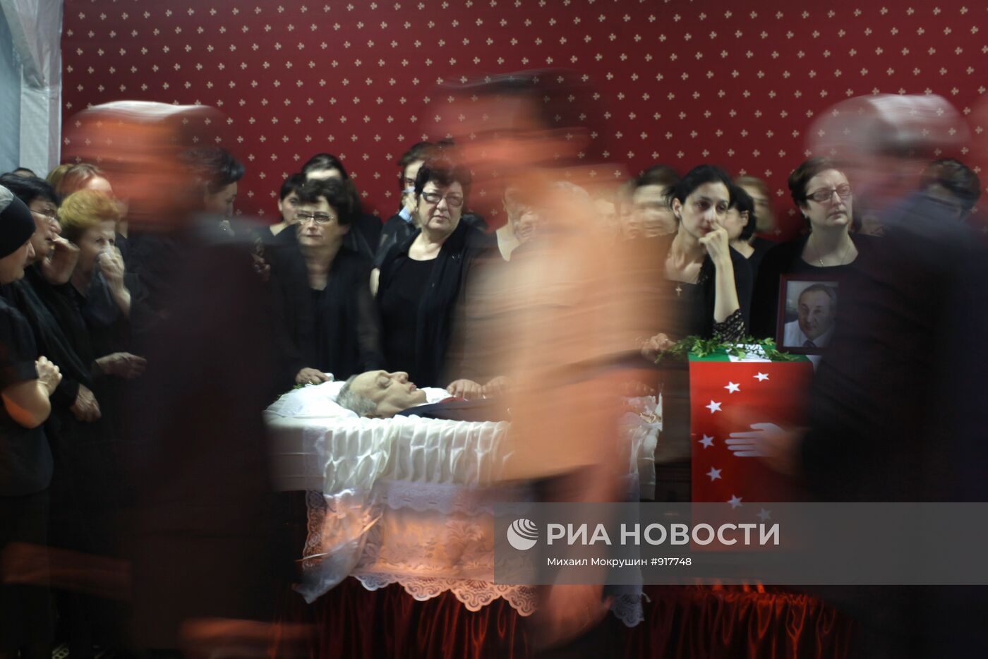 Жители Сухуми прощаются с президентом Абхазии Сергеем Багапшем