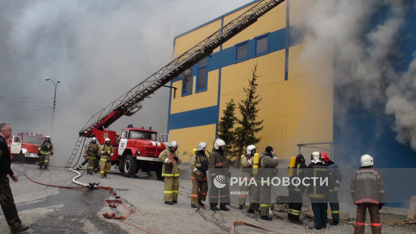 Пожар в крупном мебельном центре "Аквилон" в Мурманске