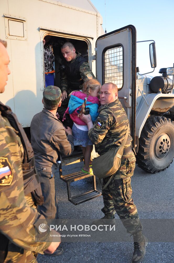 Сотрудники ОМОН проводят эвакуацию местных жителей п. Пугачево