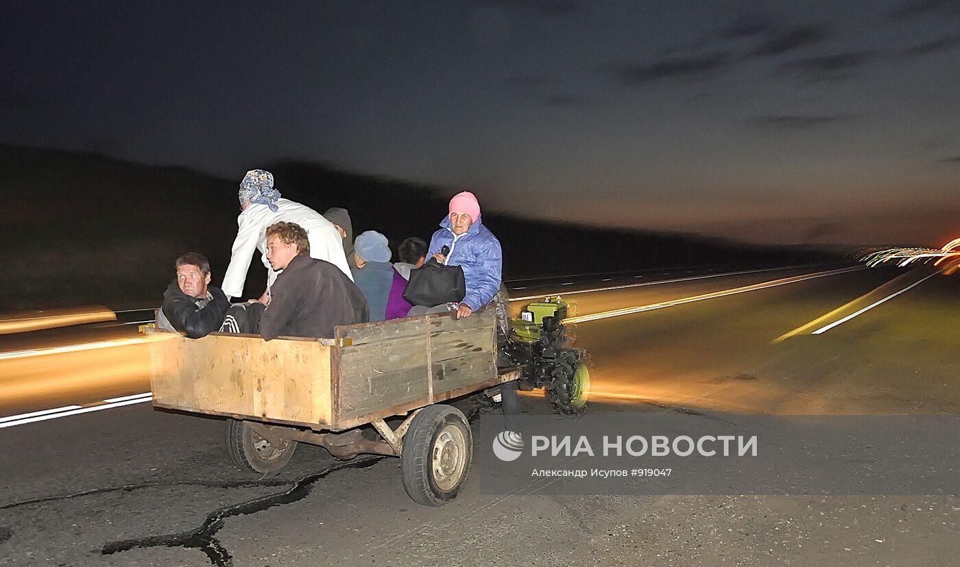 Эвакуированные местные жители поселка Пугачево