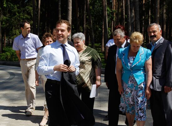 Д.Медведев встречается с жителями села Ненашево Тульской области